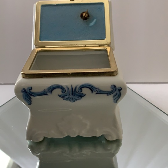 Southern Heirloom music box, Elizabeth Arden - Picture 2 of 8